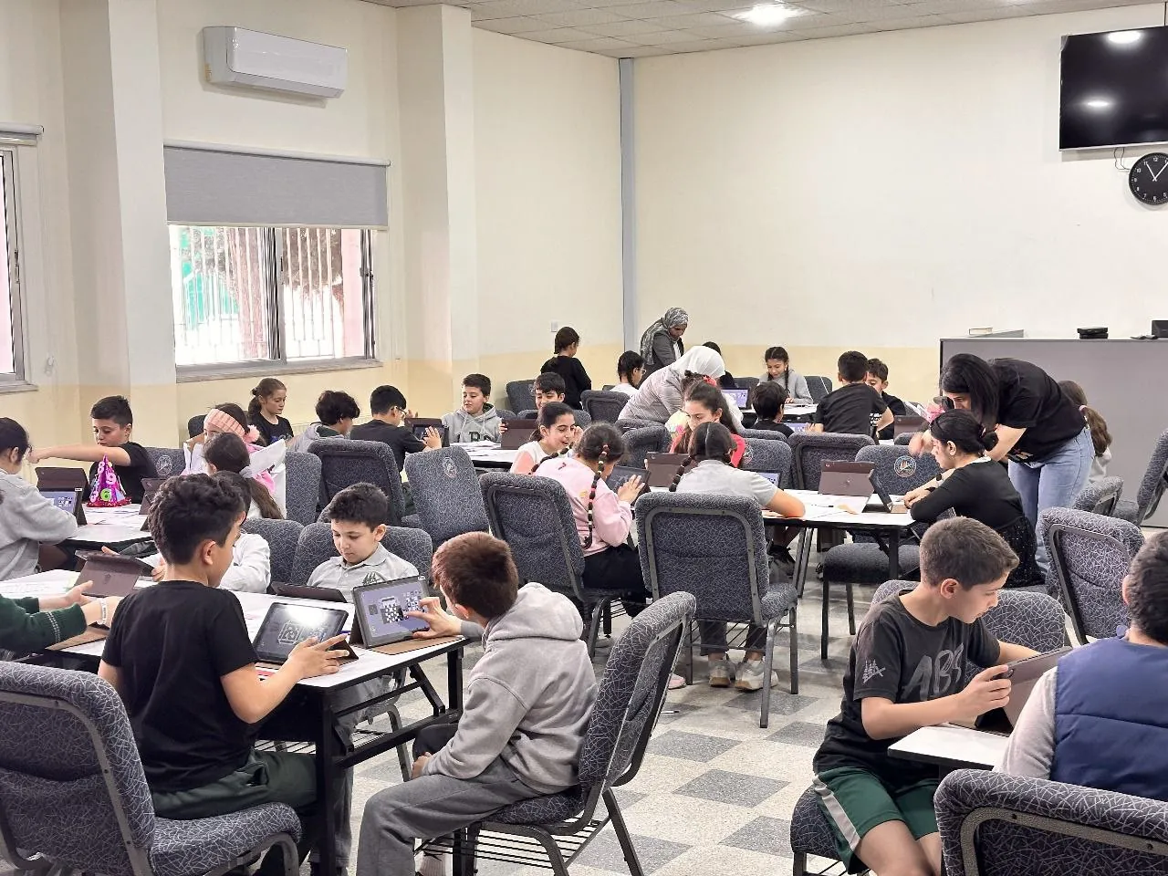 طلاب يعملون على أجهزة الحاسوب خلال جلسة NEOMI